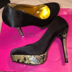 Shoe Dazzle Black /gray snakeskin print Sz 8.5